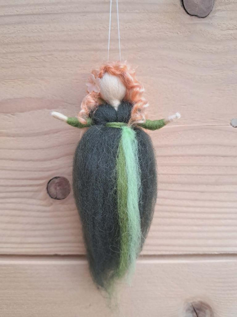 Seizoenstafel fee meisje naaldvilt groen antroposofisch, Ophalen of Verzenden, Nieuw, Figuurtje(s)
