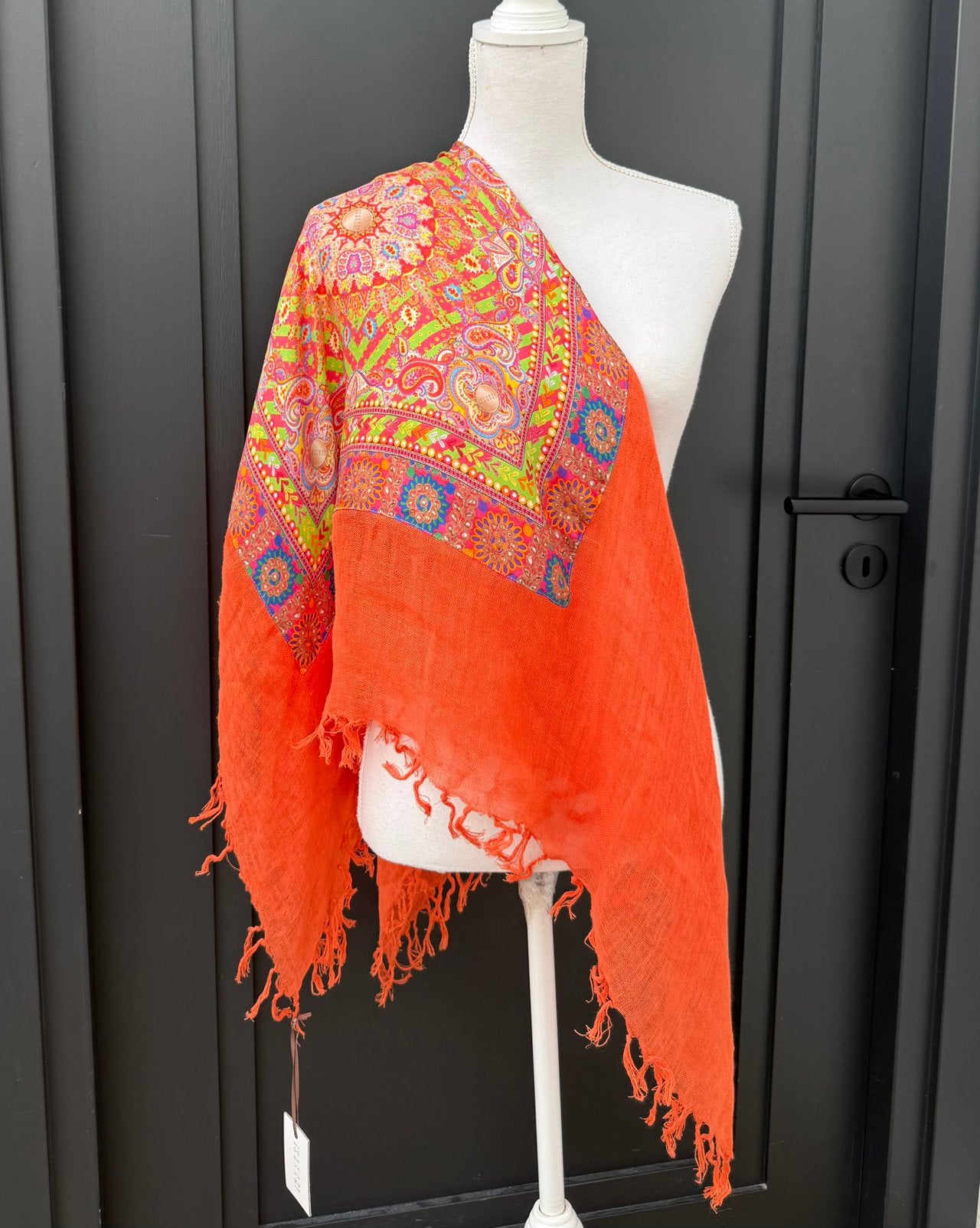 Nieuw! Mucho Gusto 100% zijden koraal oranje grote sjaal, Kleding | Dames, Ophalen of Verzenden, Nieuw, Sjaal