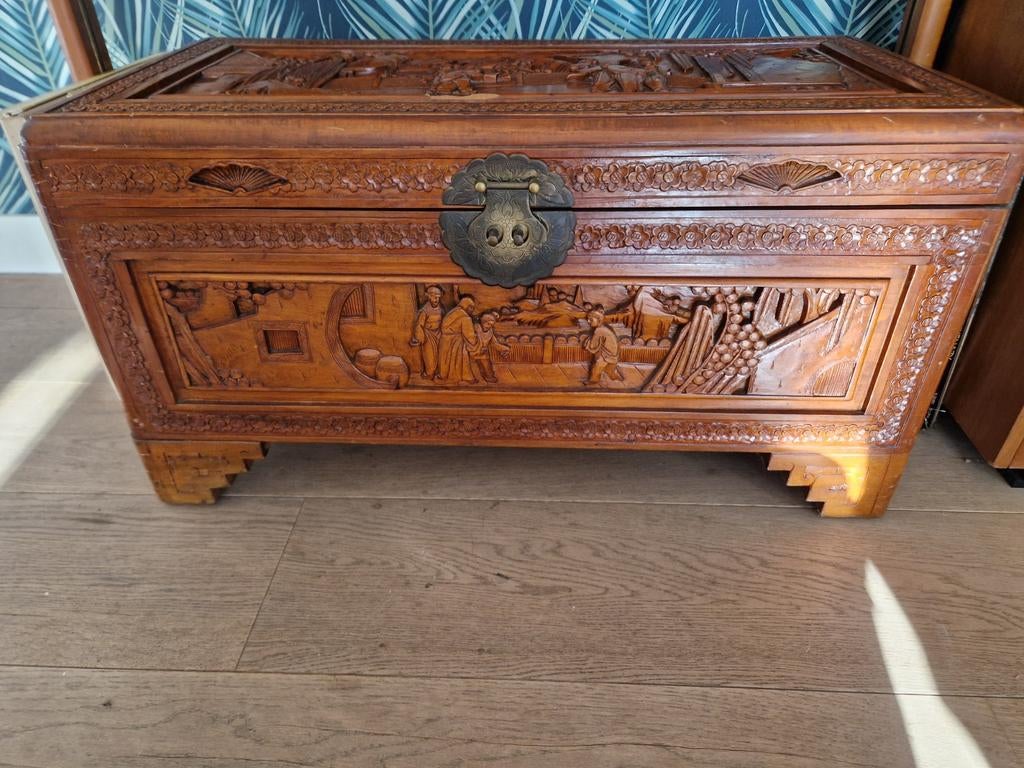 Antieke Chinese kist met houtsnijwerk, Ophalen