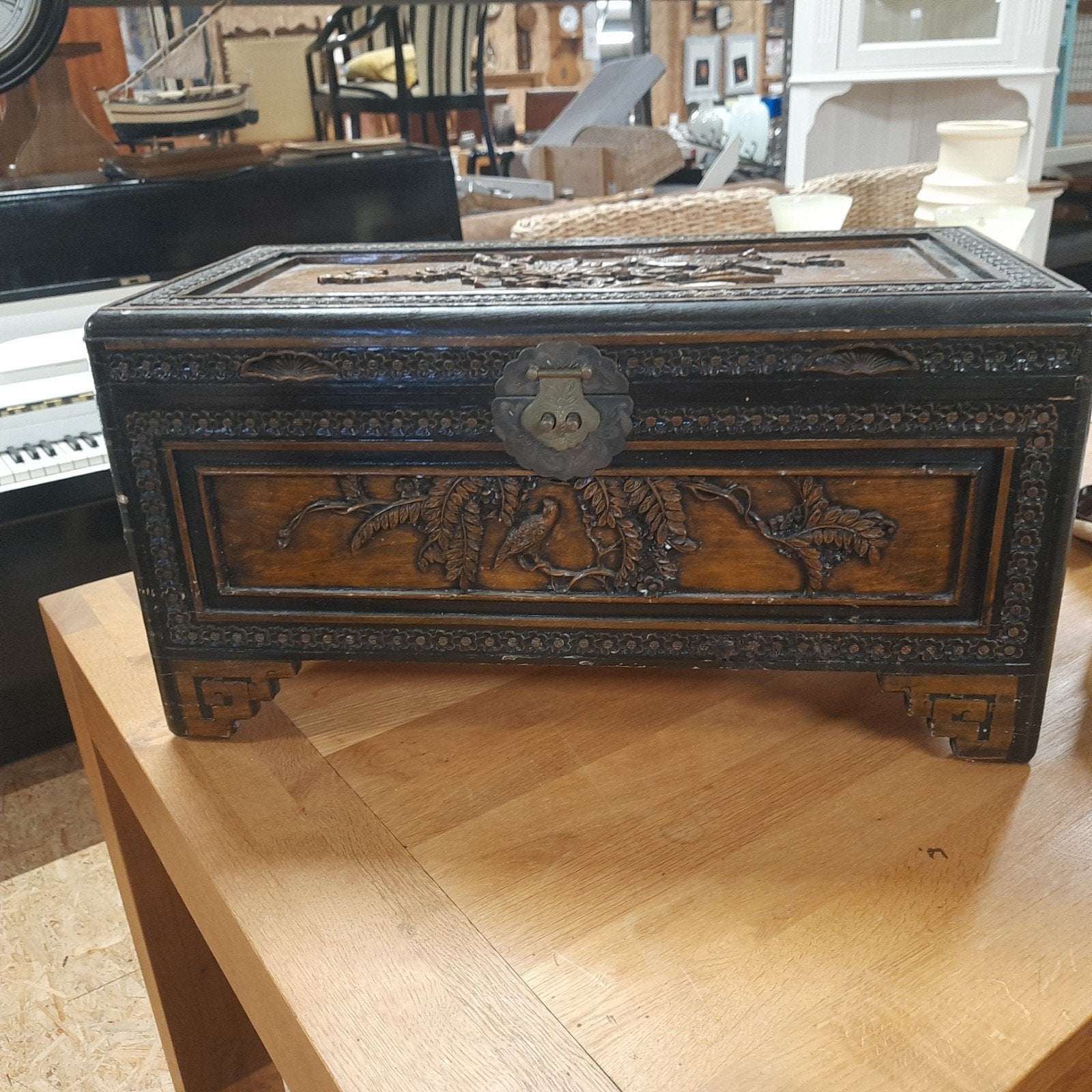 Antieke Chinese kist met houtsnijwerk en messing slot, Ophalen of Verzenden