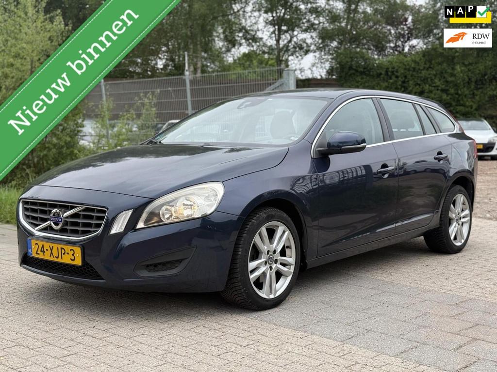 Volvo V60 1.6 T3 Momentum Airco Navi Camera Trekhaak Cruise, Voorwielaandrijving, Gebruikt, 4 cilinders, 150 pk