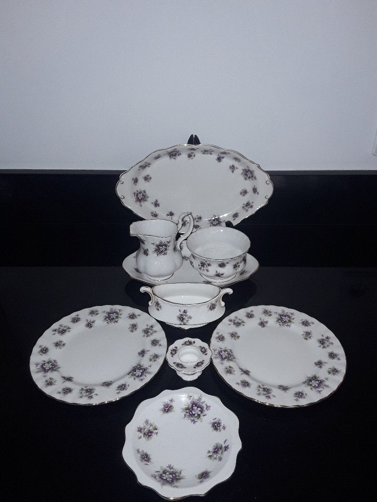 Royal albert Sweet violets, Huis en Inrichting, Keuken | Servies, Verzenden, Zo goed als nieuw, Bord(en), Overige stijlen