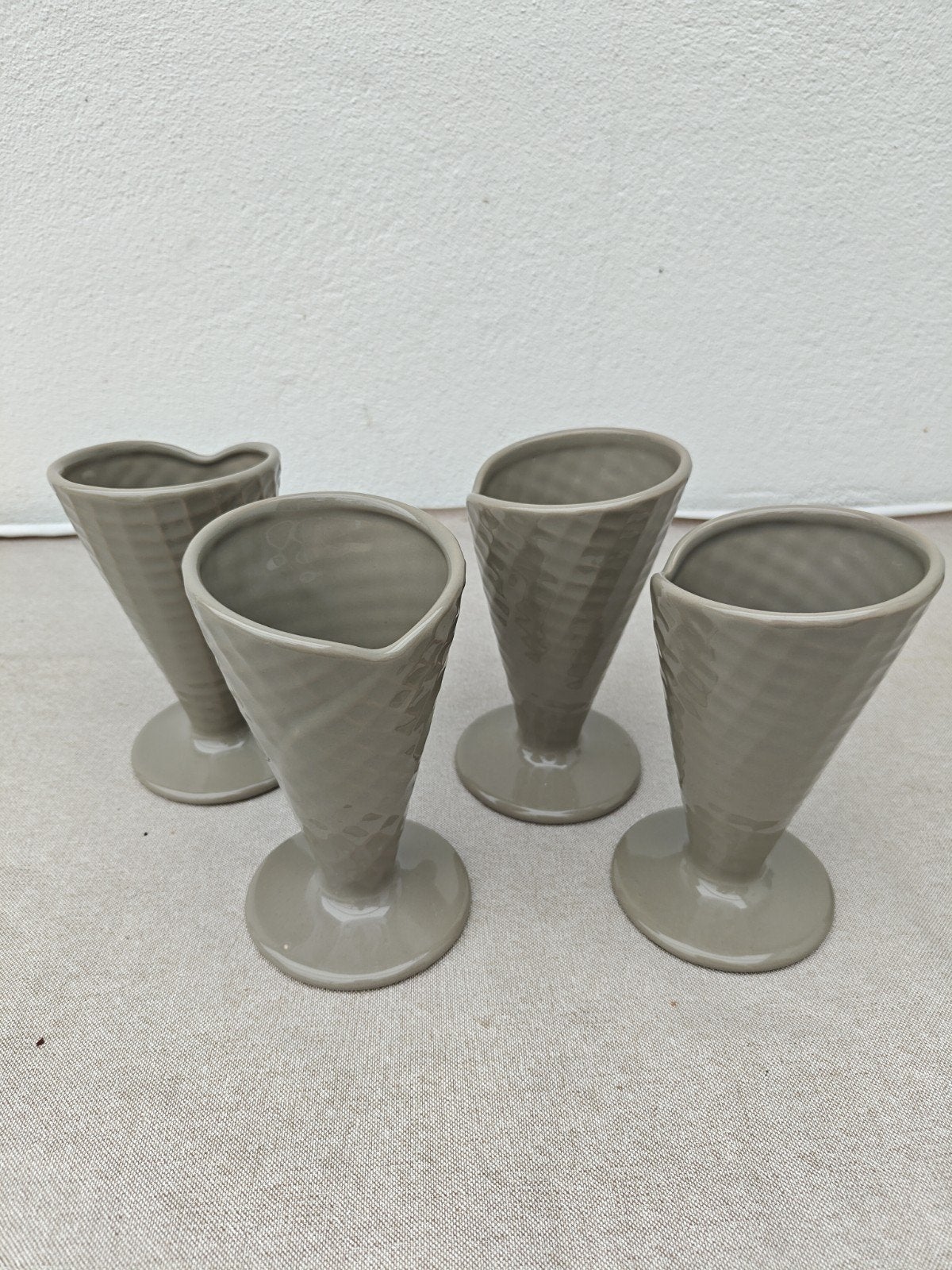 Set van 4 ijsbekers in wafelhoorn design, Ophalen of Verzenden, Steen/keramiek, Grijs, Overige typen