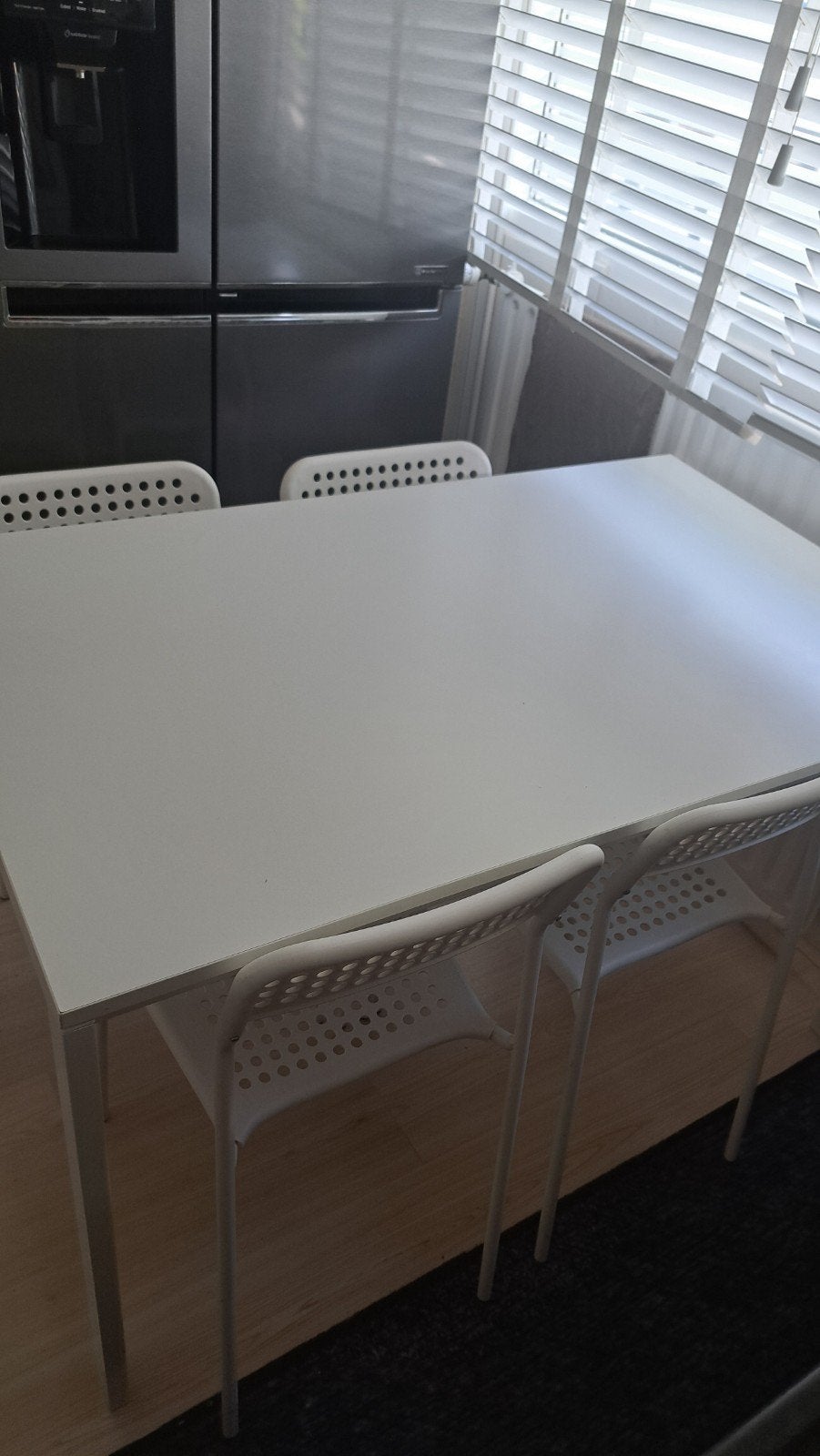 IKEA tafel (125x75 cm) met 4 ADDE stoelen, Huis en Inrichting, Gebruikt, Rechthoekig, Modern, functioneel, 100 tot 150 cm