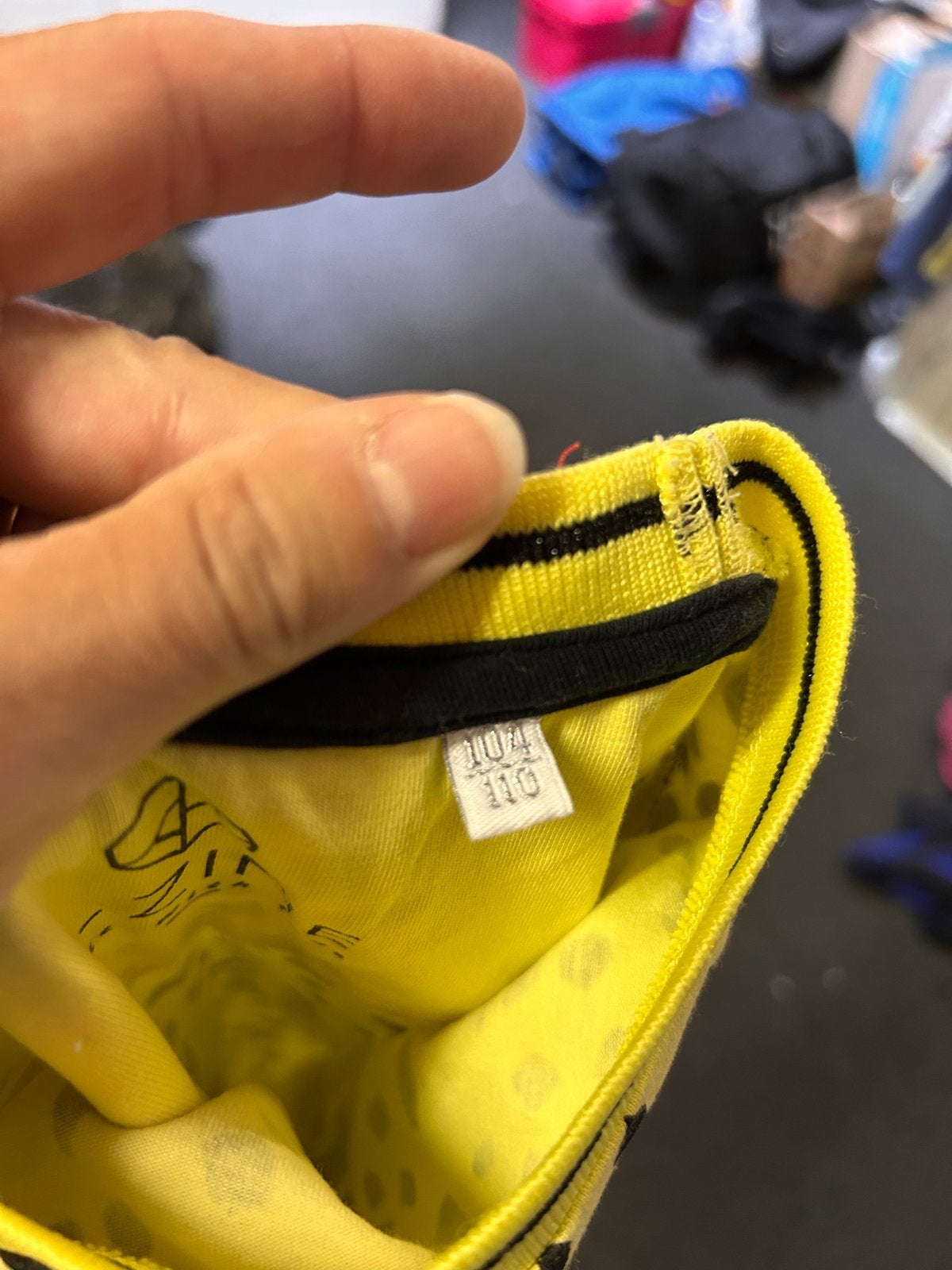 Geel jurkje met zwarte stippen en 'FOLLOW' opdruk 104/110, Kinderen en Baby's, Kinderkleding | Maat 104, Ophalen of Verzenden