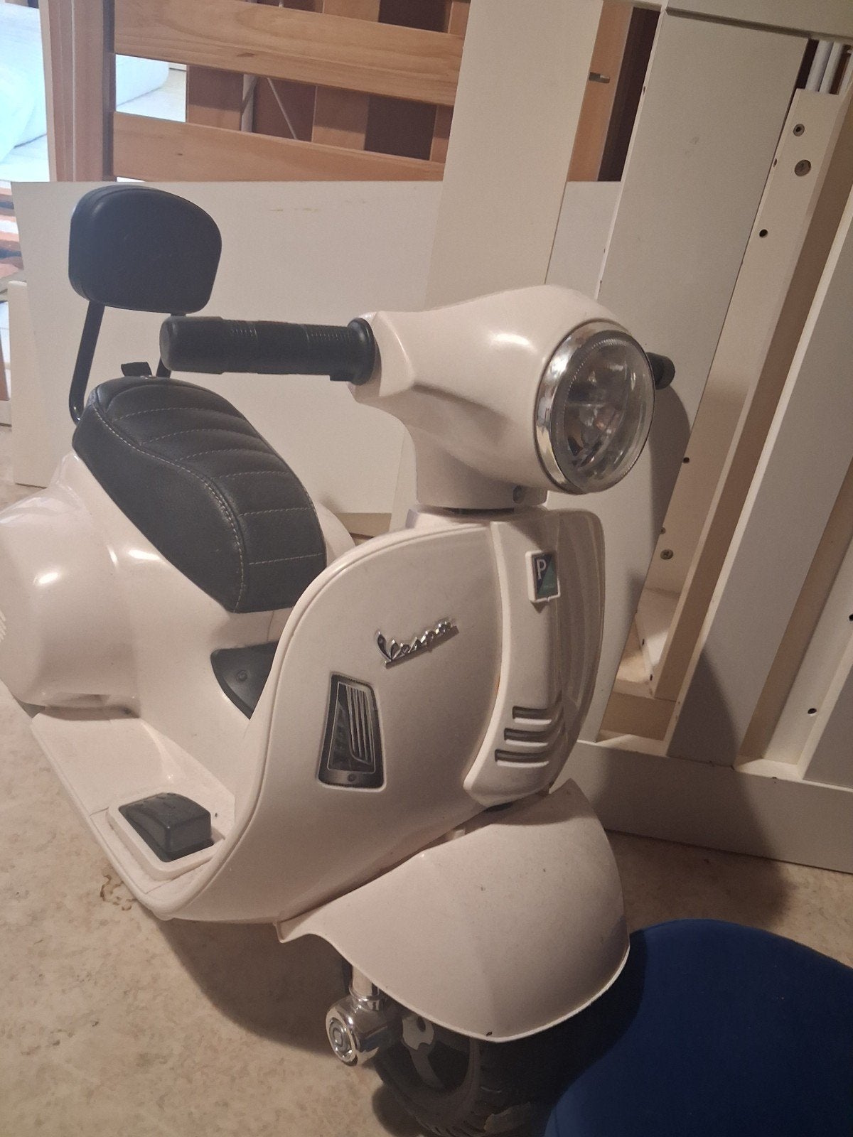 Elektrische Vespa scooter voor kinderen met lader, Kinderen en Baby's, Speelgoed | Buiten | Voertuigen en Loopfietsen, Ophalen of Verzenden