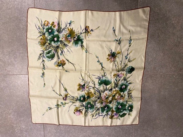 Cremekleurige foulard met bloemenprint, Ophalen of Verzenden, Zo goed als nieuw, Maat 46/48 (XL) of groter, Sjaal