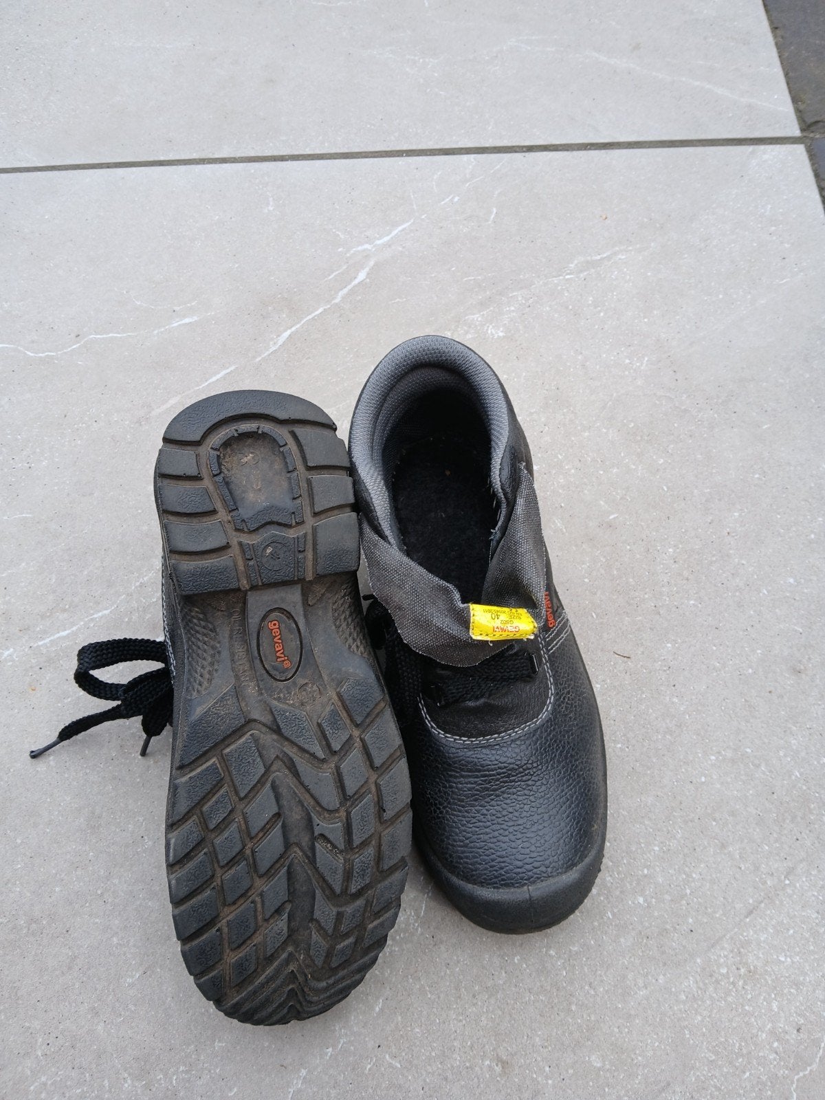 Schoenen met stalen neus, Ophalen