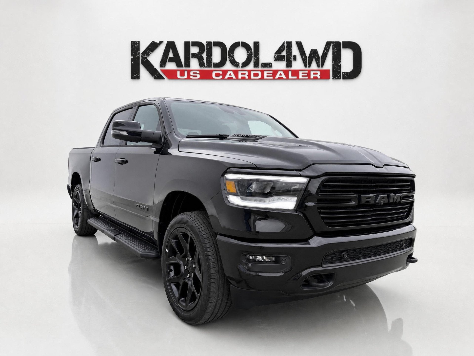 Dodge Ram 1500 Laramie Night Edition | BOMVOL!| Panoramadak, Auto's, Automaat, 3500 kg, Gebruikt, 5654 cc