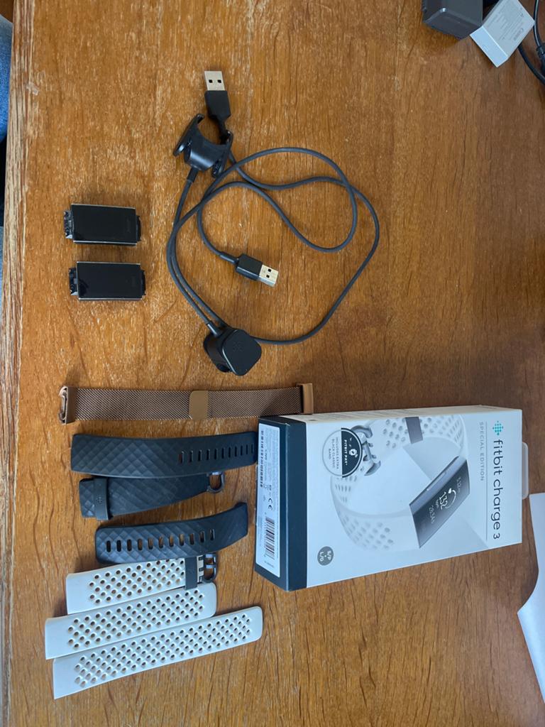 Defecte Fitbit Charge 3 met 2 opladers en 3 bandjes, Ophalen of Verzenden, Gebruikt