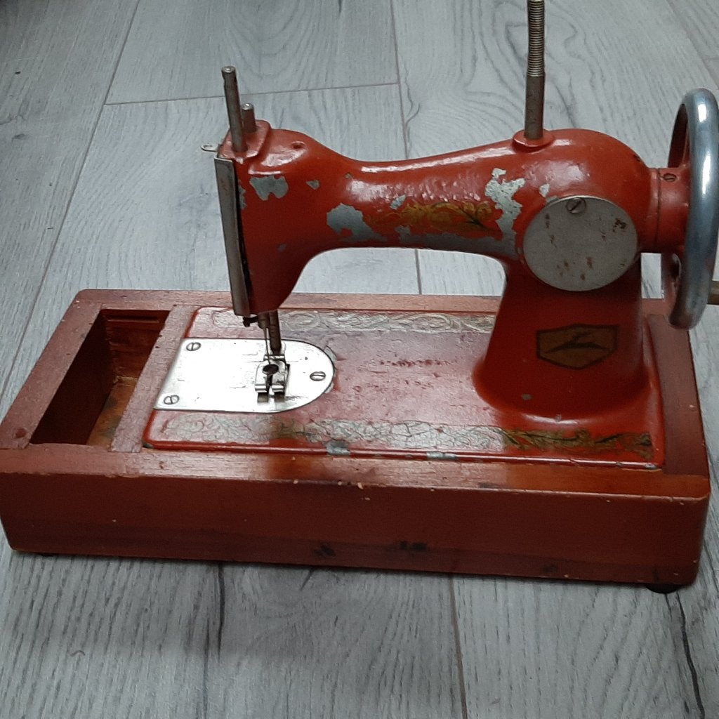 Vintage kinder naaimachine U.S.S.R. decoratief speelgoed, Ophalen