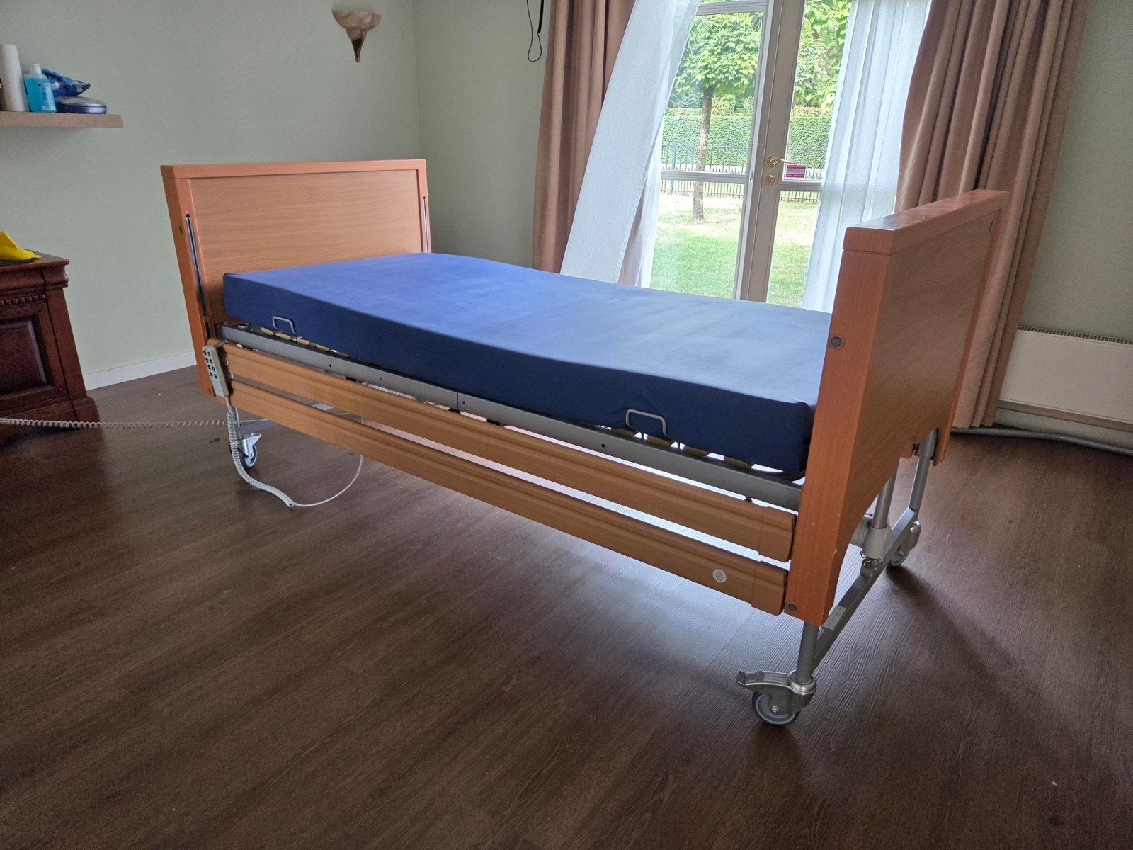 Hoog laag bed electrisch verstelbaar voor verpleging, Diversen, Ophalen, Zo goed als nieuw
