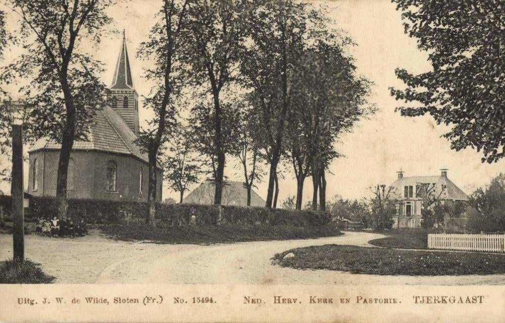TJERKGAAST, Ned. Herv. Kerk en Pastorie (1906) Ansichtkaart, Ophalen of Verzenden, Voor 1920, Gelopen, Friesland