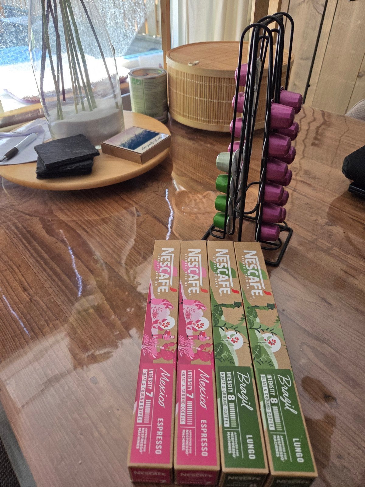 Cuphouder met Nescafé cups en diverse losse cups
