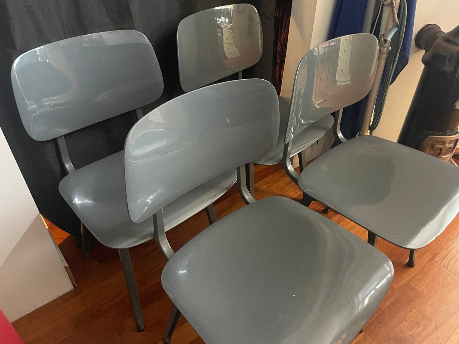 2 x Friso Kramer Revolt stoelen grijs - design classic, Huis en Inrichting, Ophalen, Twee, Grijs, Kunststof
