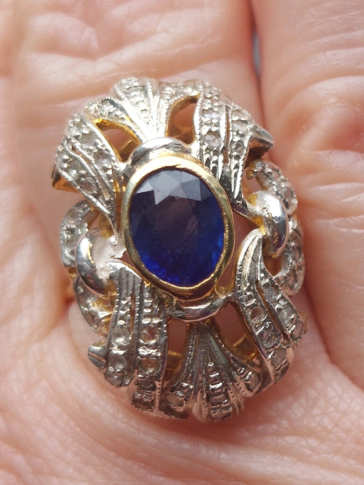 Handgemaakte 14 kt geelgouden ring met saffier en diamant, 18 tot 19, Blauw, Ophalen of Verzenden, Zo goed als nieuw