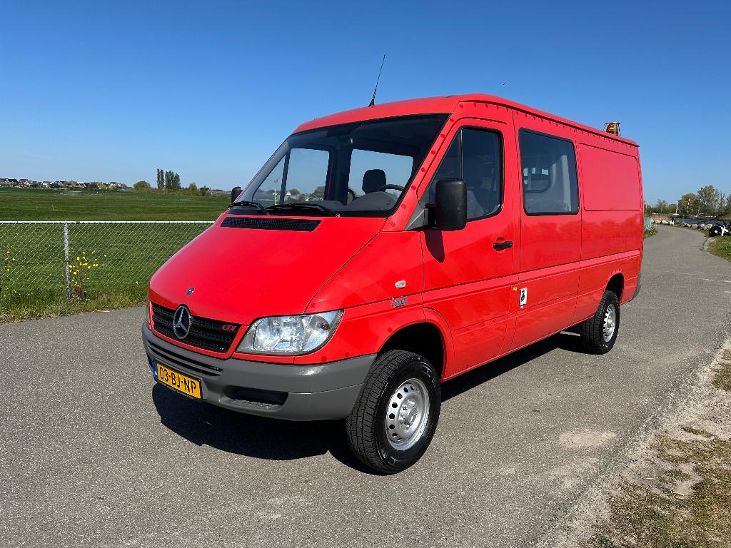 Mercedes Sprinter 311cdi 4x4 L2H1 Ex brandweer 50.000km!, Auto's, Standkachel, Stof, Zwart, 4 cilinders