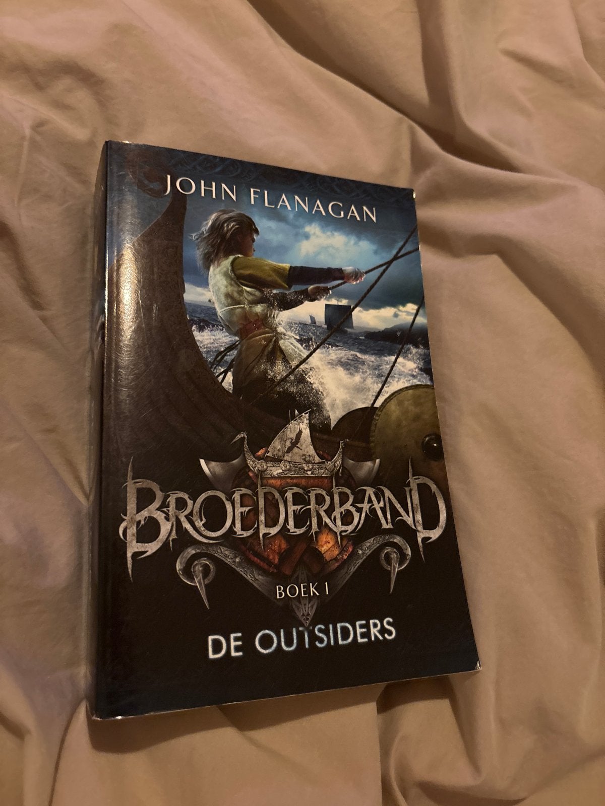 Broederband Boek 1: De Outsiders - John Flanagan, Boeken, Ophalen of Verzenden, Gelezen