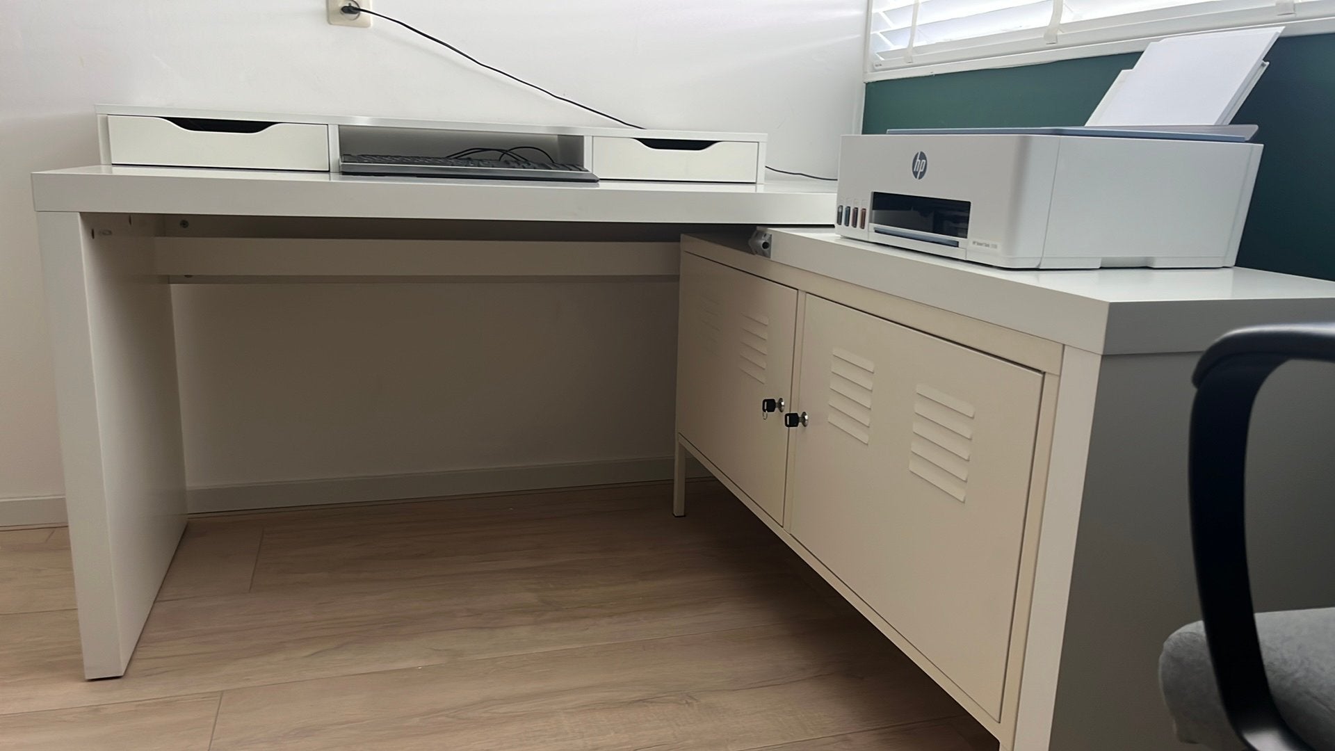 Bureau gratis af te halen, Kabelgoot, Ophalen of Verzenden, Zo goed als nieuw, IKEA
