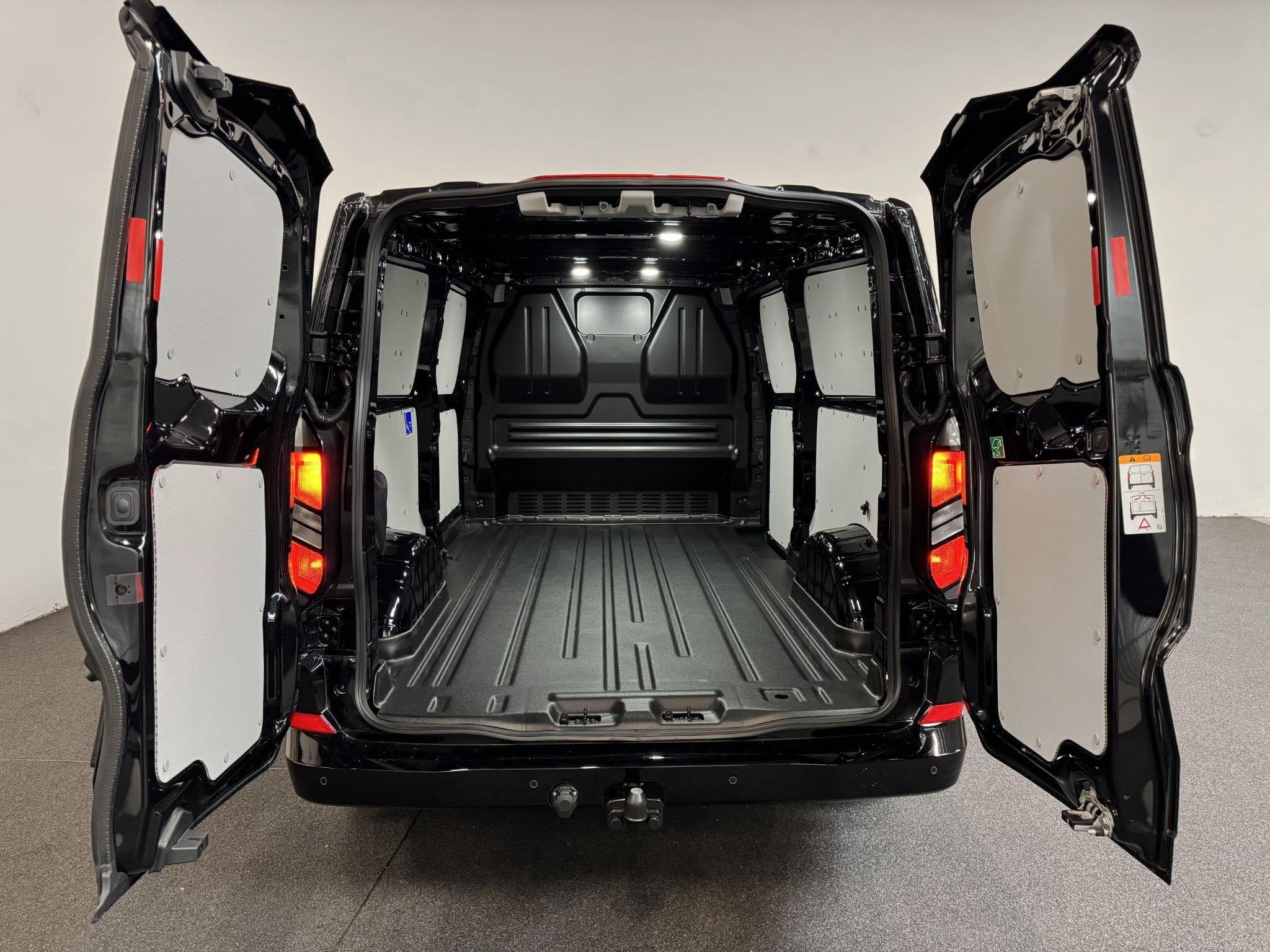 Ford Transit Custom 320 2.0 TDCI L2H1 Limited Automaat Airco, Auto's, Bestelauto's, Euro 6, 4 cilinders, 2500 kg, Zwart