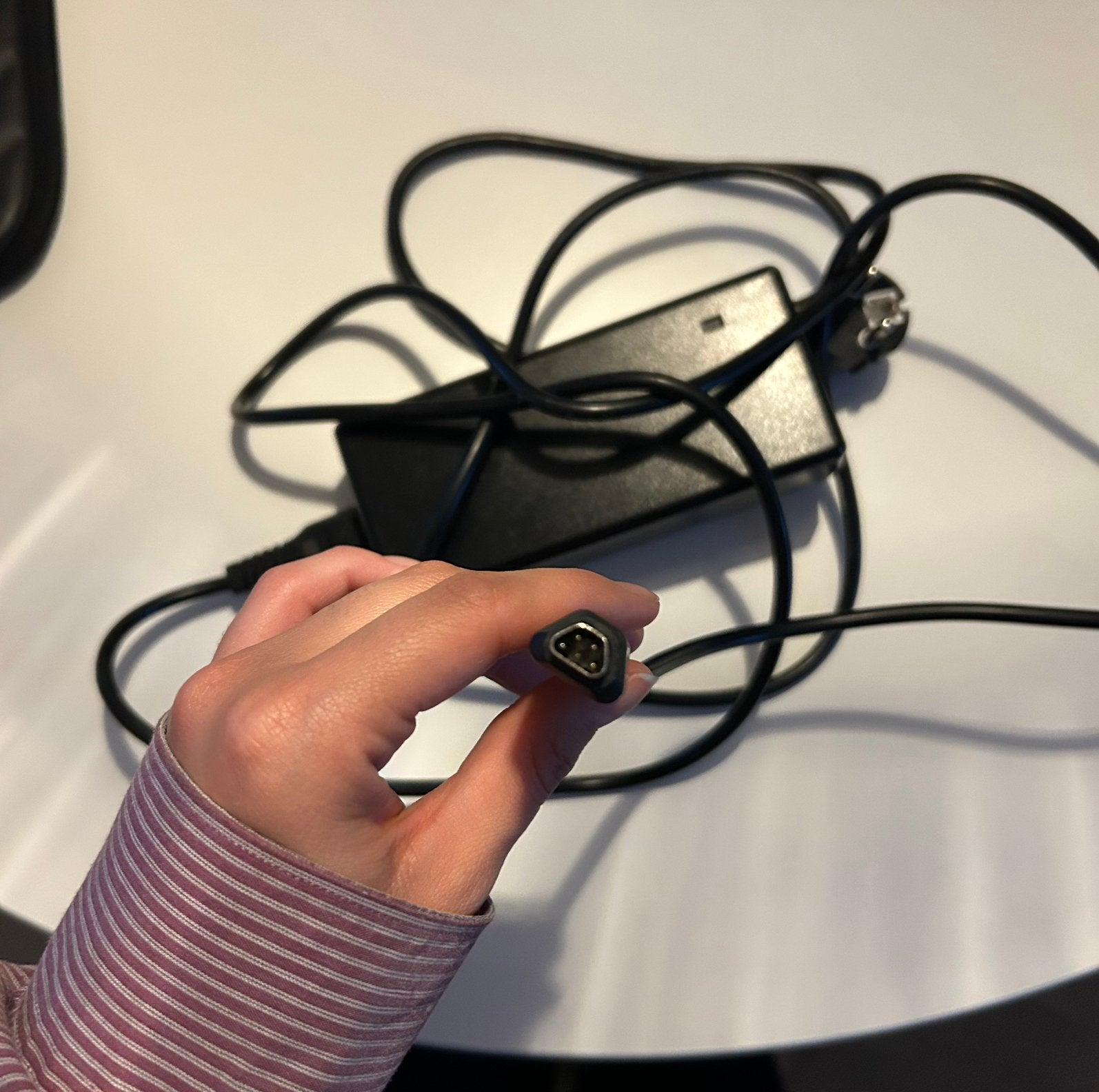 ebike oplader trapezium/driehoek vorm, 5-polig, Zo goed als nieuw