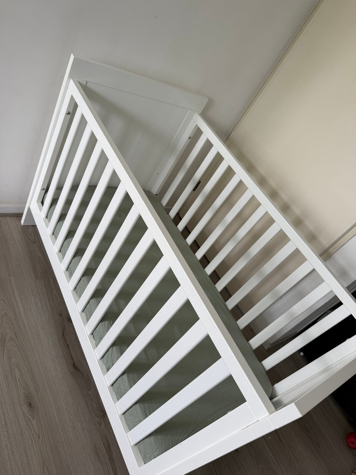 Bopita ledikant wit met bamboe matras - zo goed als nieuw, Huis en Inrichting, Slaapkamer | Bedden, Ophalen, Verstelbaar, Wit