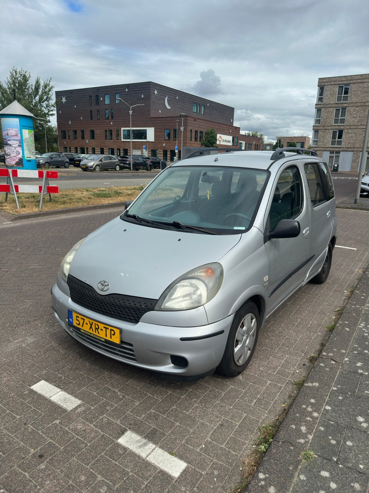 Toyota Yaris Verso 1.3 16V Vvti Linea SOL 2002 Grijs, Auto's, Toyota, Voorwielaandrijving, 1299 cc, 15 km/l, 40 €/maand