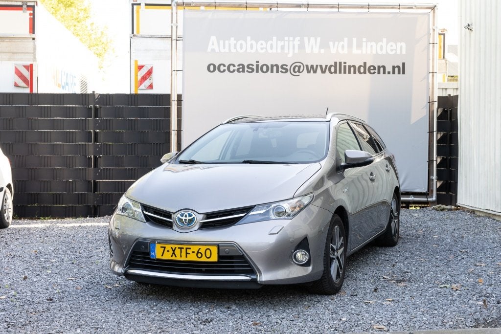 Toyota Auris Touring Sports 1.8 Hybr. Lease (bj 2014), Auto's, Automaat, Euro 5, Gebruikt, Bruin