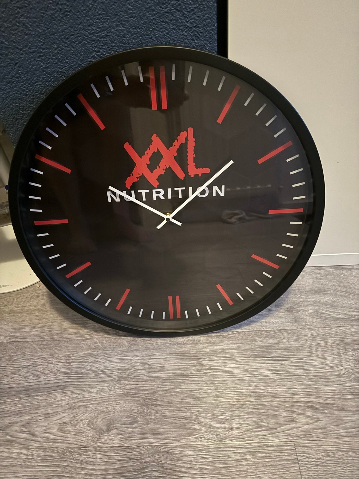 XXL Nutrition Wandklok - Zwart met Rode Accent, Ophalen, Wandklok, Analoog, Nieuw