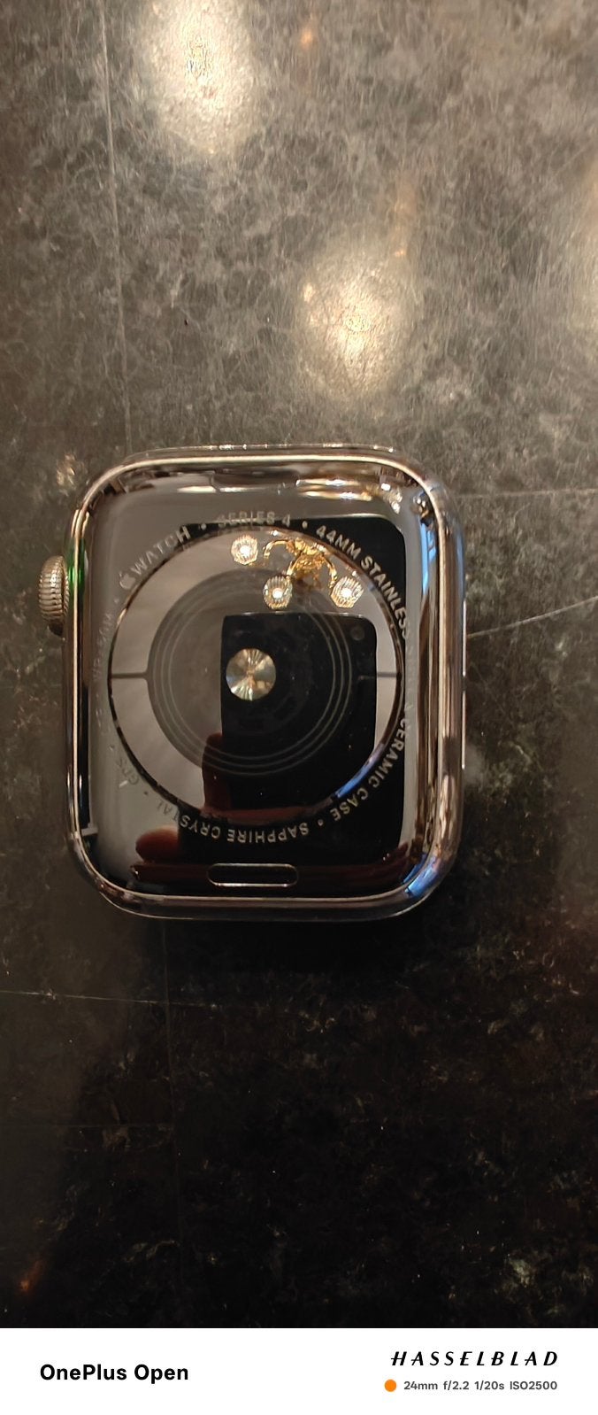 Foto 7 van iPad, Apple Watch en diverse armbanden
