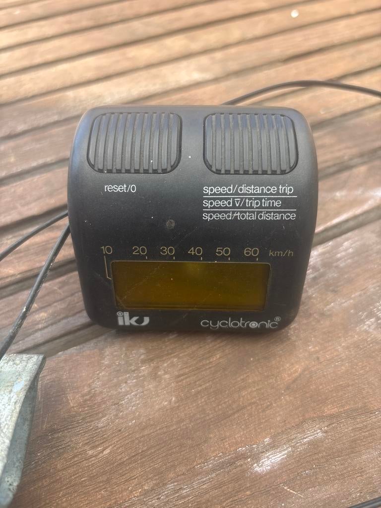 Vintage IKU Cyclotronic fietscomputer met sensor, Fietsen en Brommers, Fietsaccessoires | Fietscomputers, Ophalen, Snelheidssensor