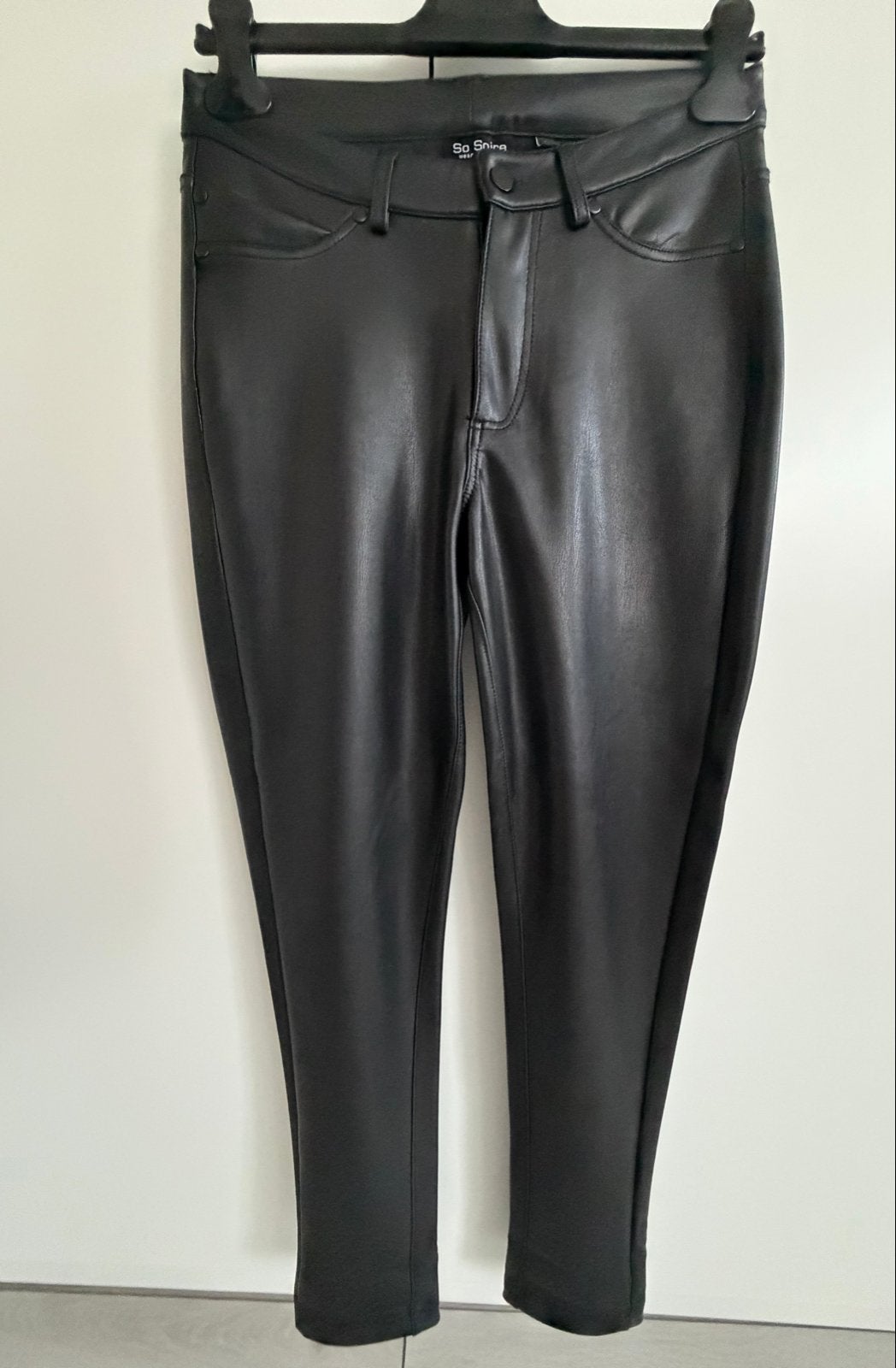 So Soire Zwarte Faux nep Leren Broek - Maat 28, Zwart, Ophalen of Verzenden, Zo goed als nieuw, Maat 36 (S)