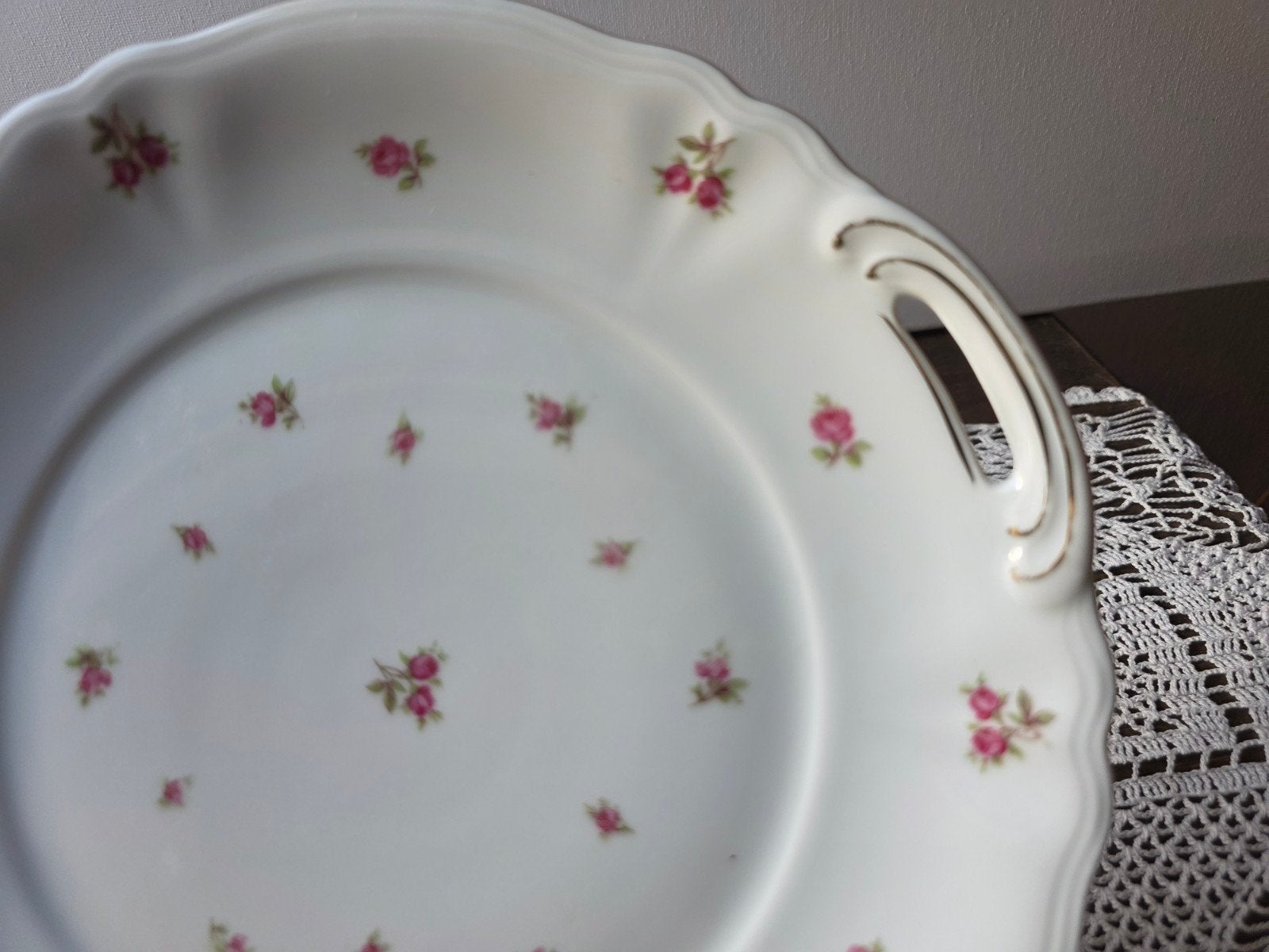 Taartschaal Serveerbord met greepje vol roosjes, Antiek en Kunst, Ophalen of Verzenden