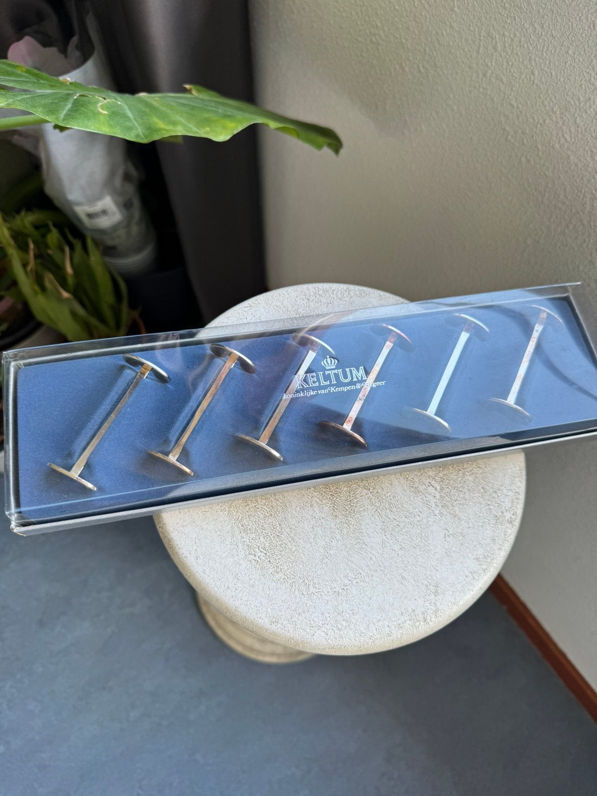 A set of six silver-tone knife rests from Dutch brand Keltum, Verzenden