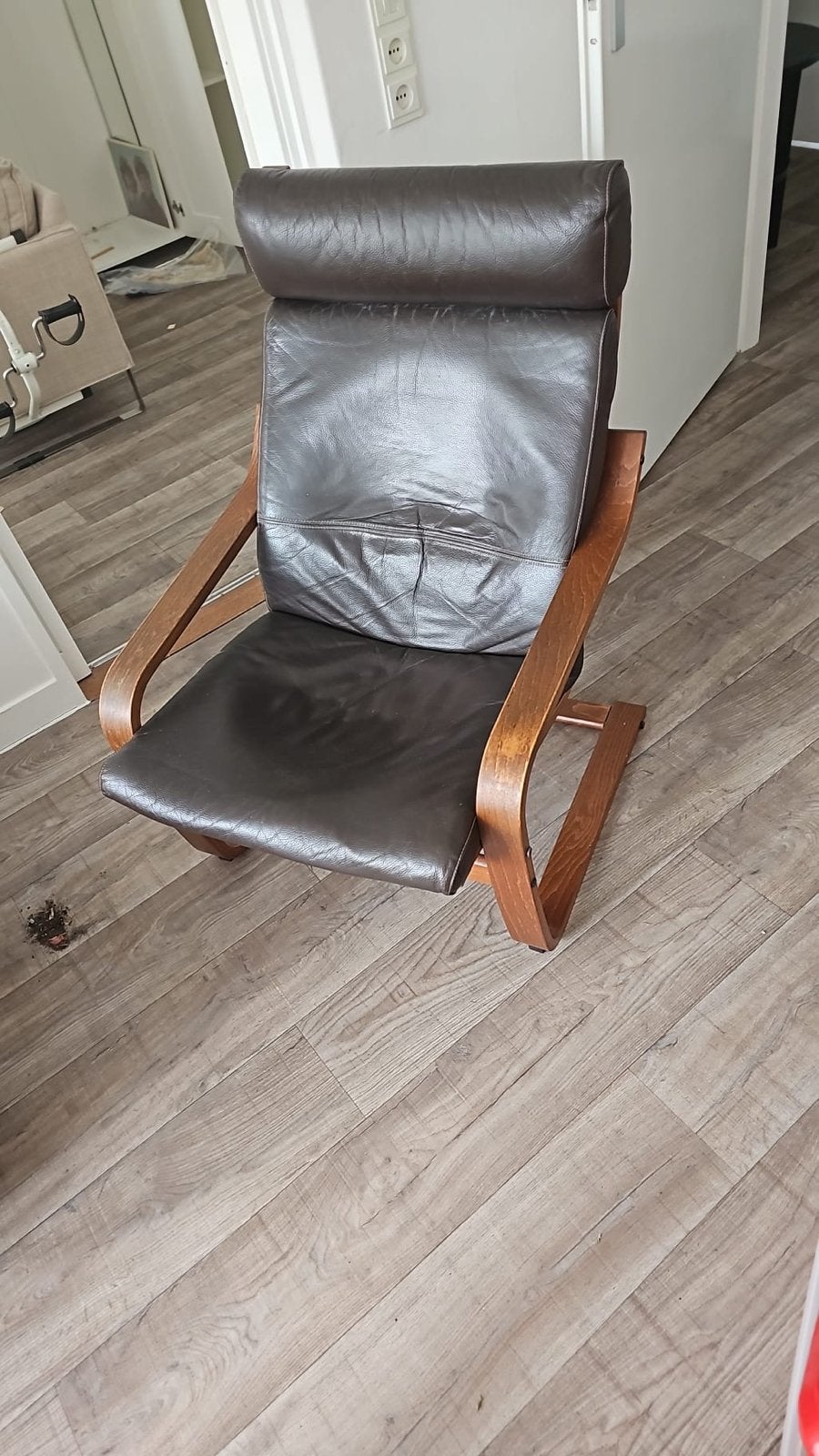 Comfortabele relaxfauteuil van leer en hout, Gebruikt, Bruin, Ophalen of Verzenden, Eén