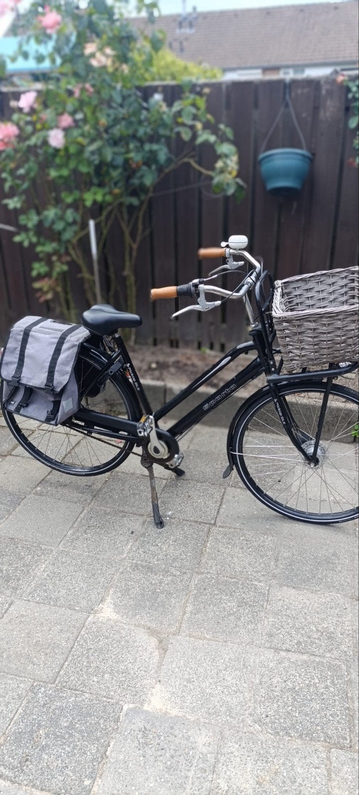 Zwarte transportfiets sparta met voordrager en mand, Ophalen, Terugtraprem, Sparta, Versnellingen