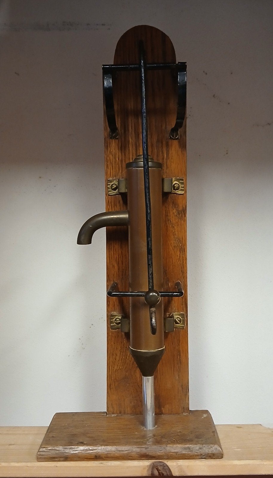 Antieke koperen waterpomp op houten standaard, Ophalen of Verzenden