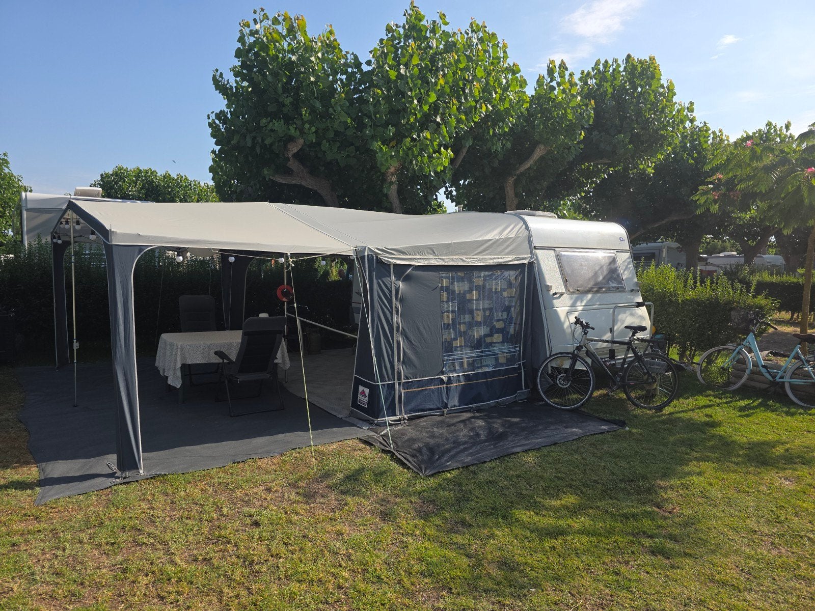 Burstner 4323 caravan, Caravans en Kamperen, Vast bed, Luifel, Treinzit, 750 - 1000 kg
