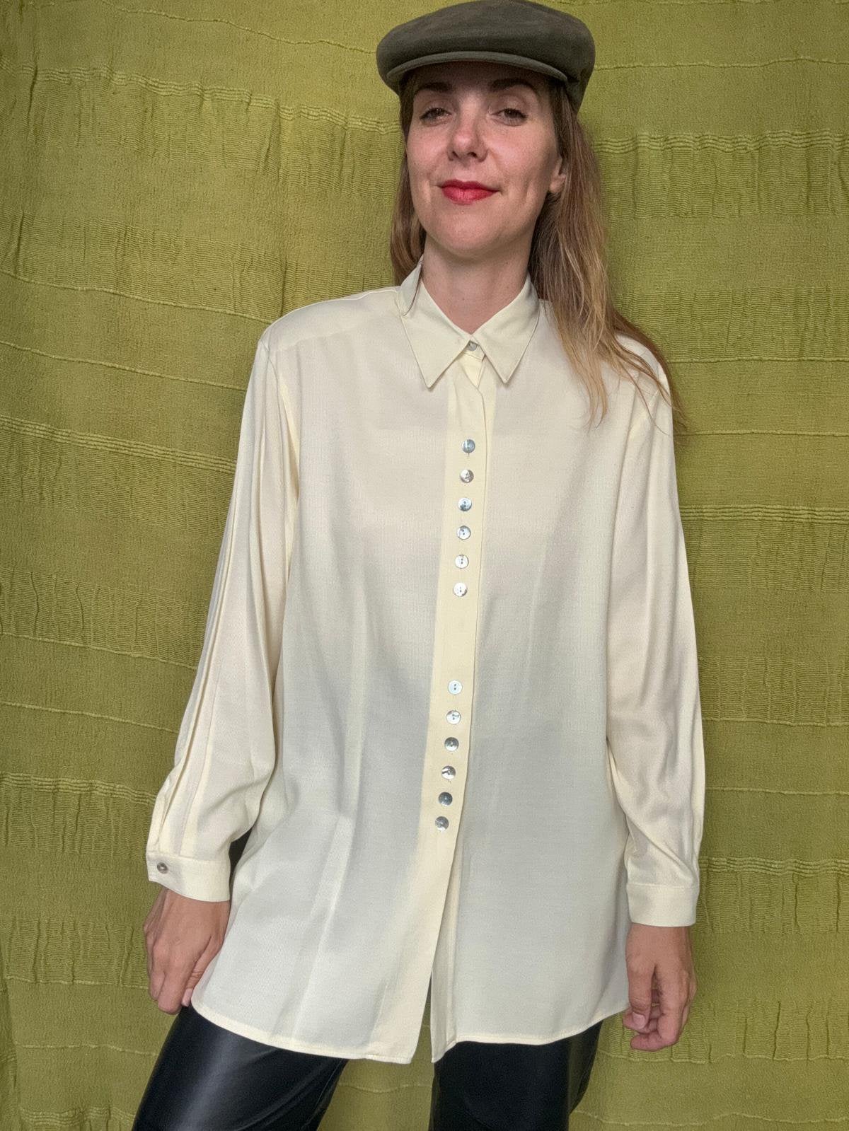 Mooie vintage blouse parelmoer kleurige knoopjes - 40/L, Maat 38/40 (M), Hgv, Ophalen of Verzenden, Gedragen