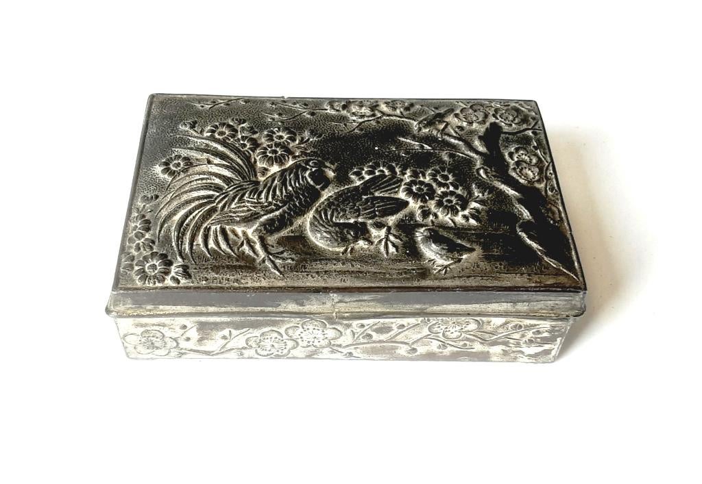 japanse metalen tabakdoosje in relief met hanen en bloemen, Ophalen of Verzenden