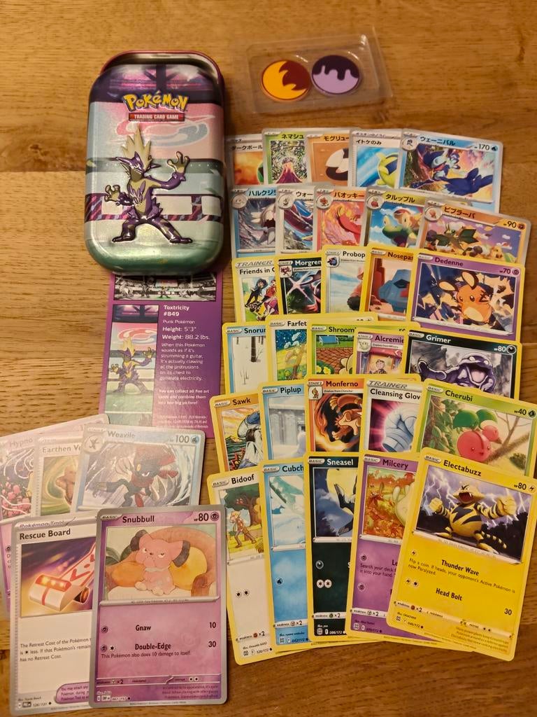 Toxtricity tin met Pokémon kaarten, Ophalen of Verzenden, Zo goed als nieuw, Meerdere kaarten