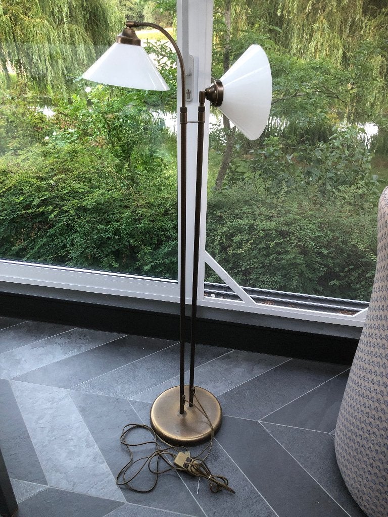 Koperen staande lamp met 2 melkglazen kappen, Ophalen