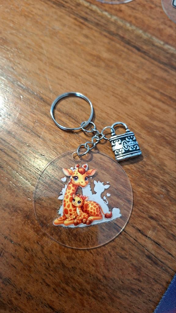 Leuke zelfgemaakte sleutelhanger met giraf, Ophalen of Verzenden, Nieuw, Dier of Natuur