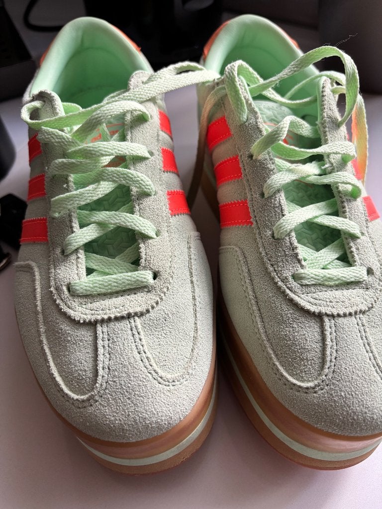 Adidas sneakers mintgroen met oranje accenten, Adidas, Ophalen of Verzenden, Groen, Sneakers of Gympen