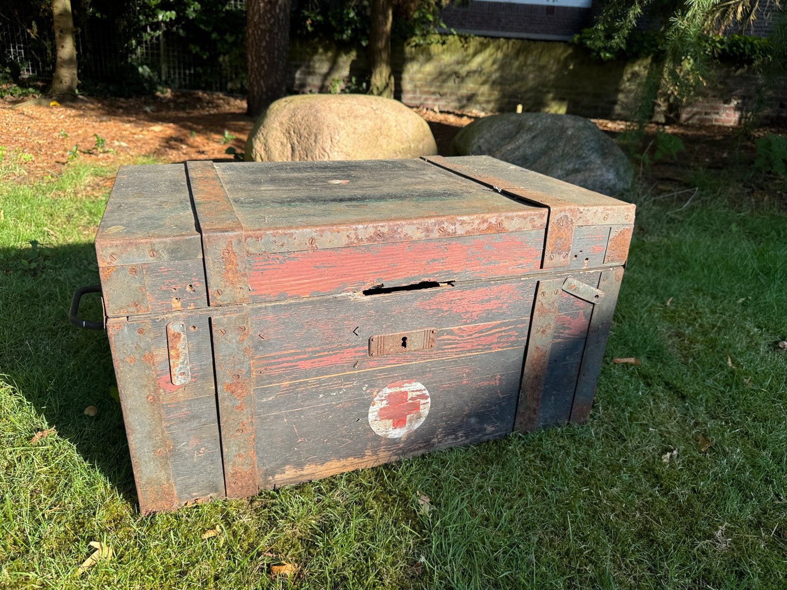 Vintage Militaire Kist met Rode Kruis Teken - Houten Opbergk, Ophalen, Overige soorten, Overige gebieden, Kist of Geocache
