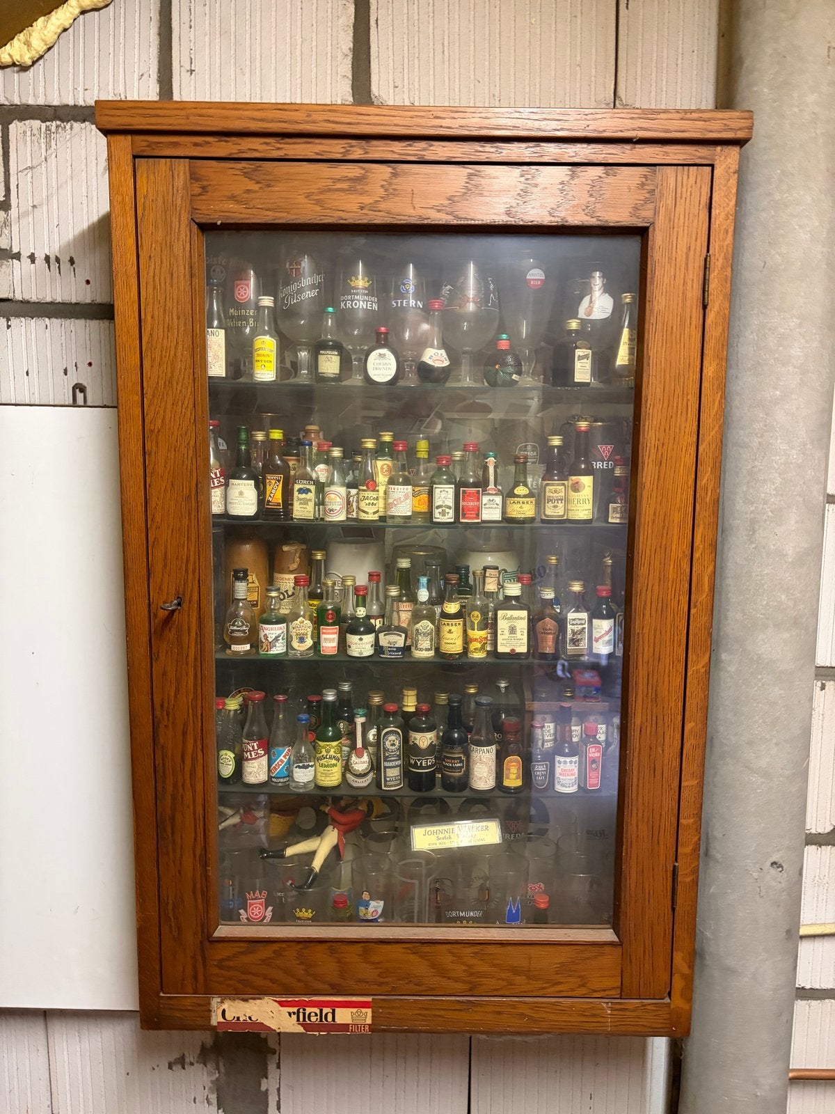 Vintage Vitrinekast met Miniatuur Drankflessen en Bierglazen, Ophalen, Gebruikt