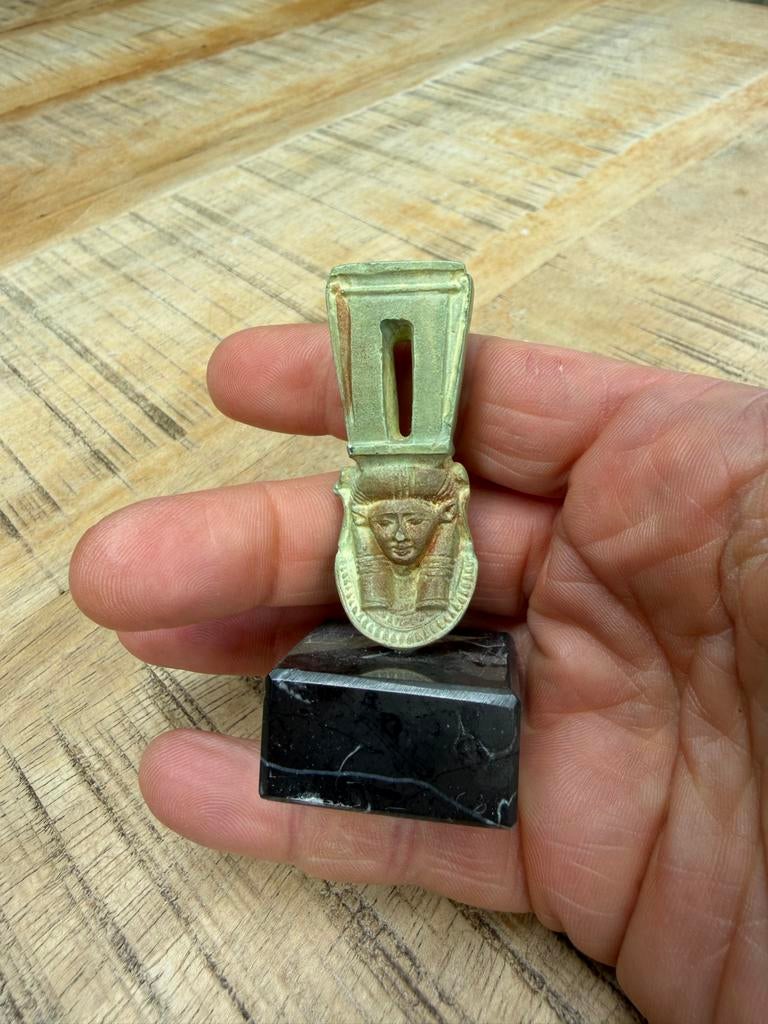 Egyptisch beeldje van Hathor van moulage du Louvre, Verzamelen, Beelden en Beeldjes, Dier, Ophalen of Verzenden