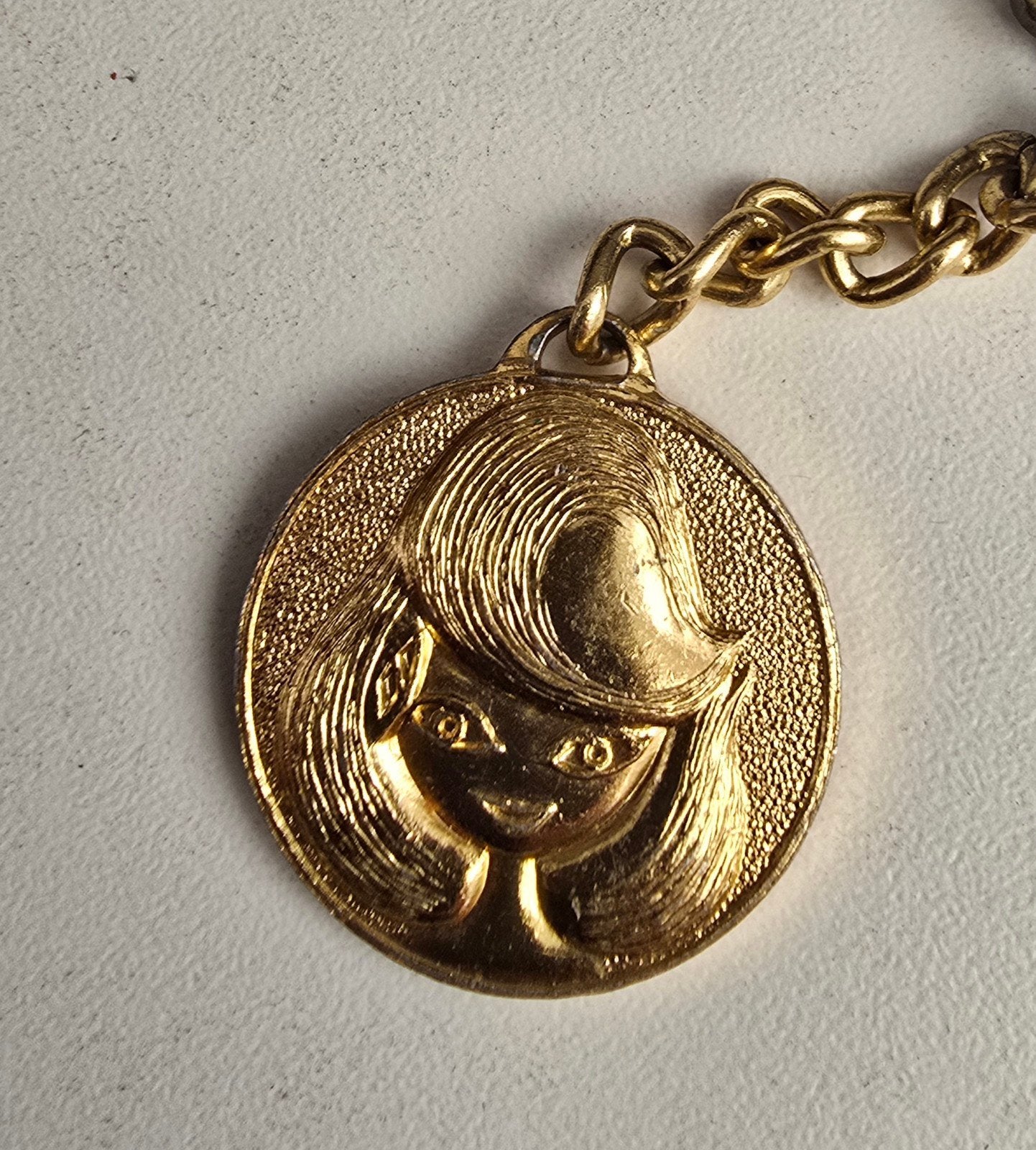 Vintage Sleutelhanger met Meisjesgezicht en 'éGé' Logo, Verzamelen, Ophalen of Verzenden, Gebruikt, Overige typen