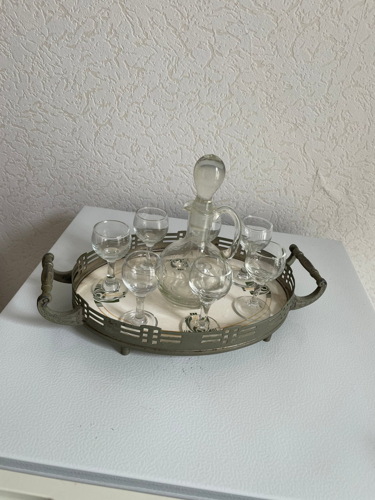 Oud Blad met  glaasjes en karaf, Ophalen of Verzenden