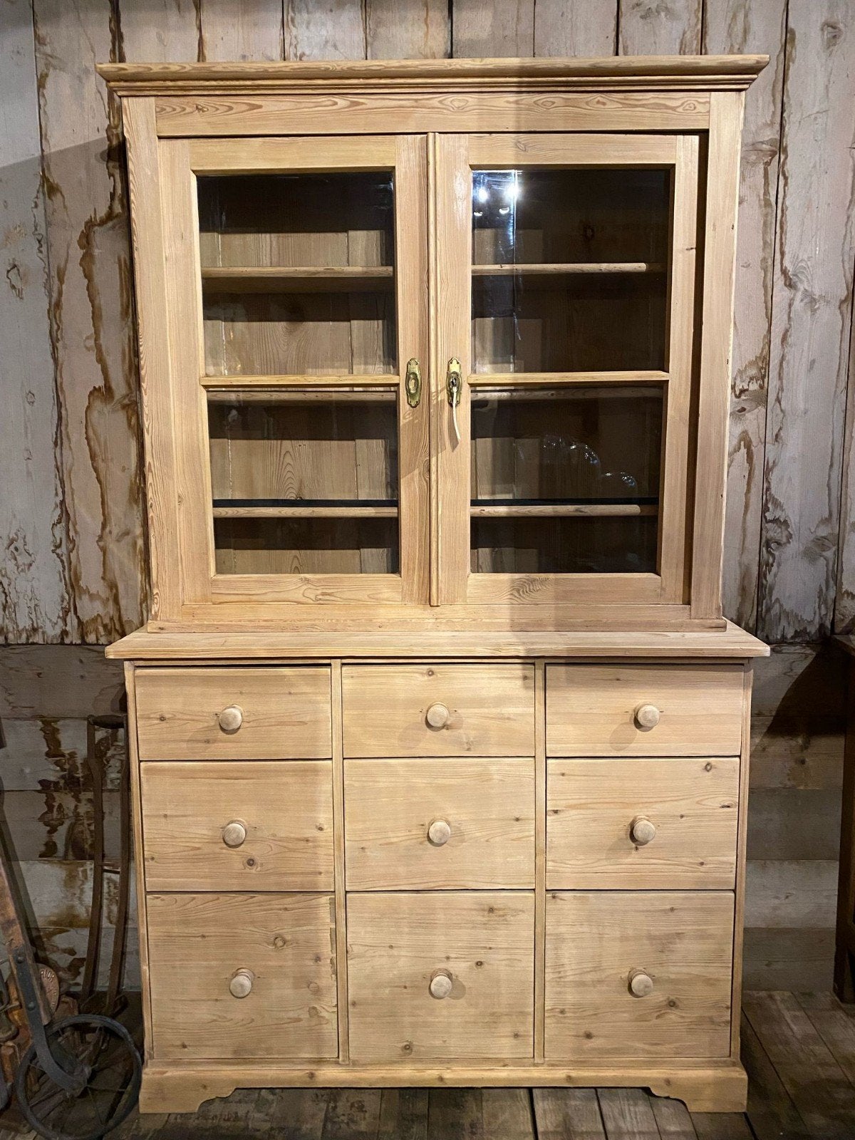 Oud grenen landelijke kast buffetkast vitrine